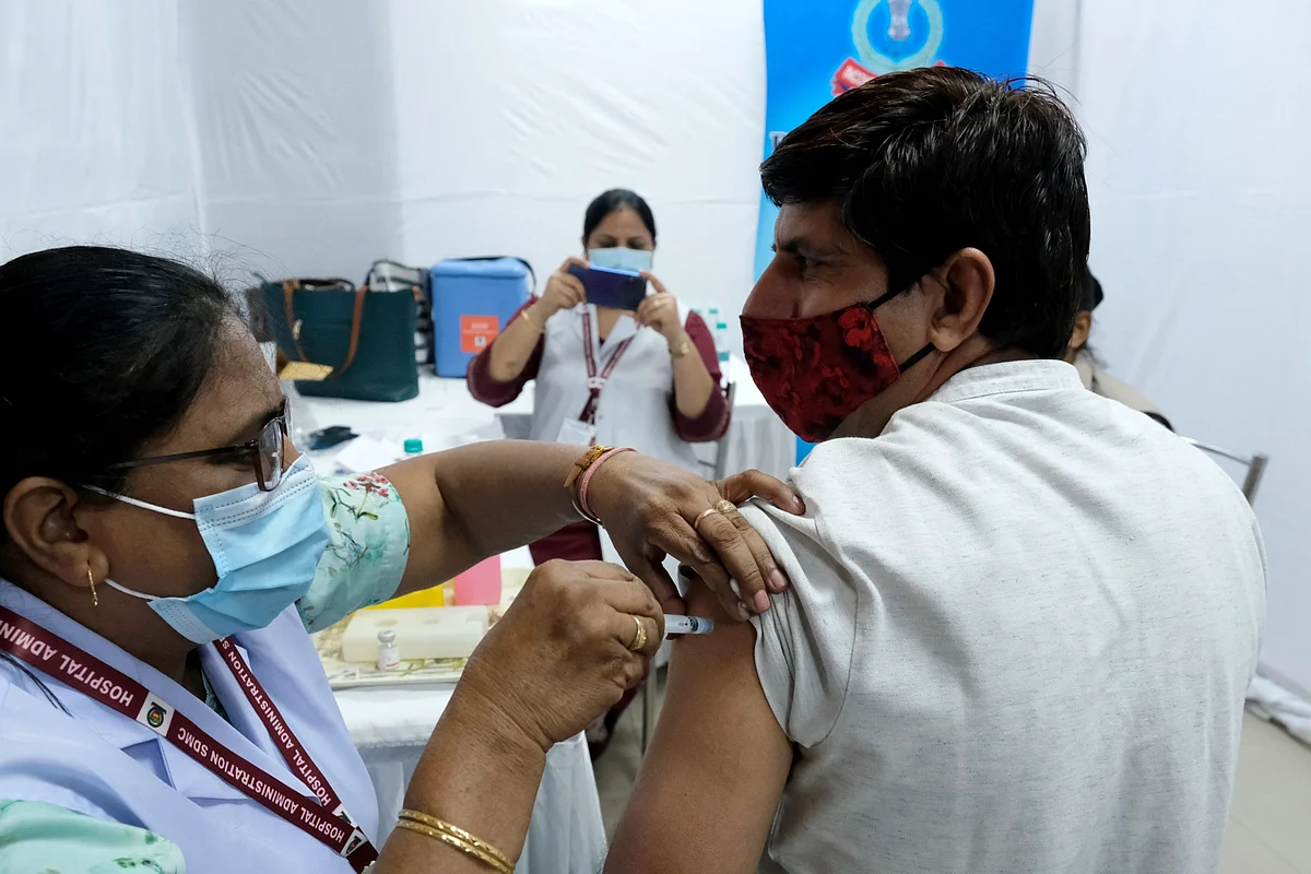 Health workers administer a dose of the Bharat Biotech Ltd. Covaxin vaccine to an employee at the Central Revenue building in New Delhi, India, on April 12, 2021. (Photographer: T. Narayan/Bloomberg)
