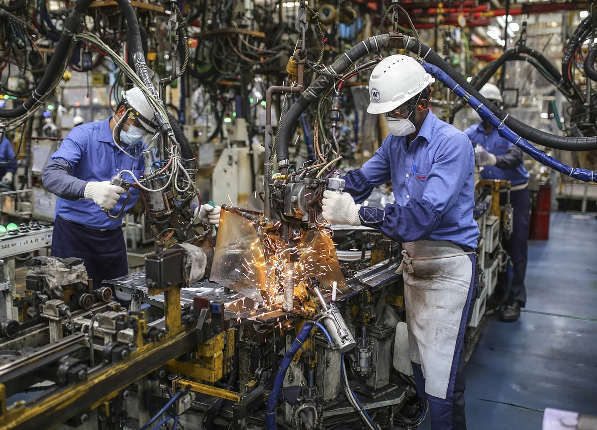 India Sees Job Losses as Curbs Return to Check New Virus Wave