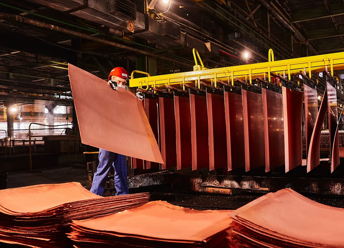 Copper Resumes Gains as Supply Risks, China Demand Buoy Outlook