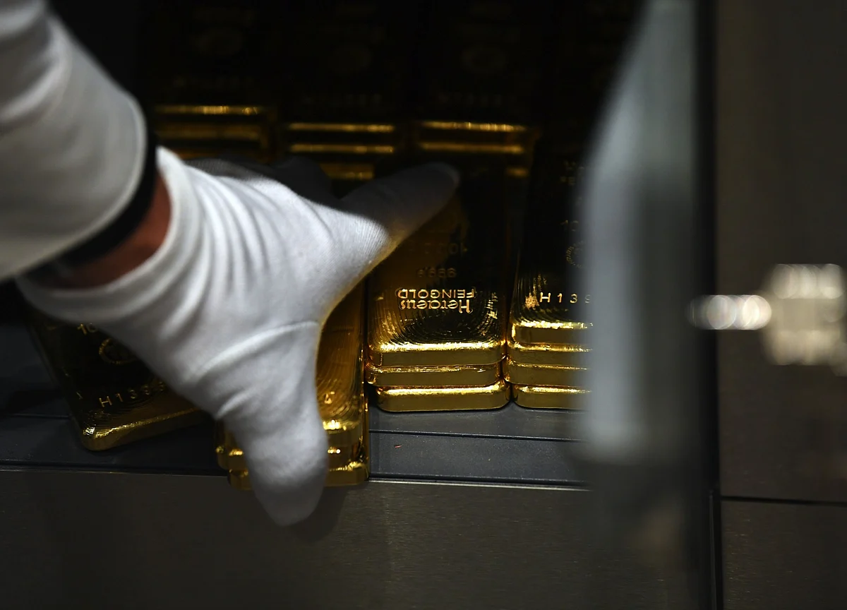 Gold Slips From Four-Month High as Treasury Yields Rebound