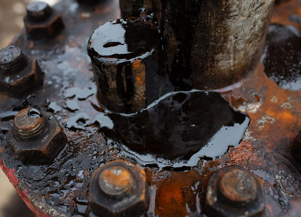 Oil Posts Best Week Since April on Eve of Summer Travel Season
