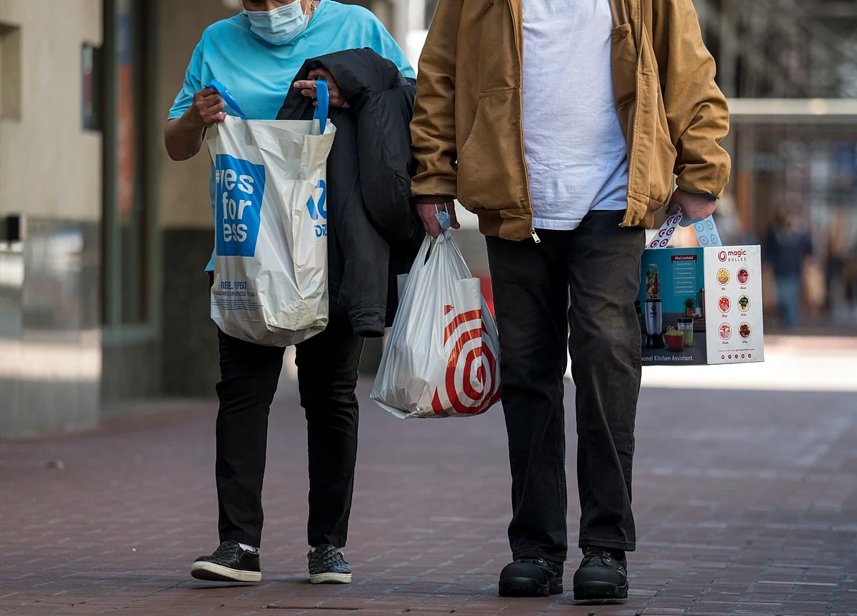 U.S. Consumer Confidence Falls as Job, Income Prospects Ebb