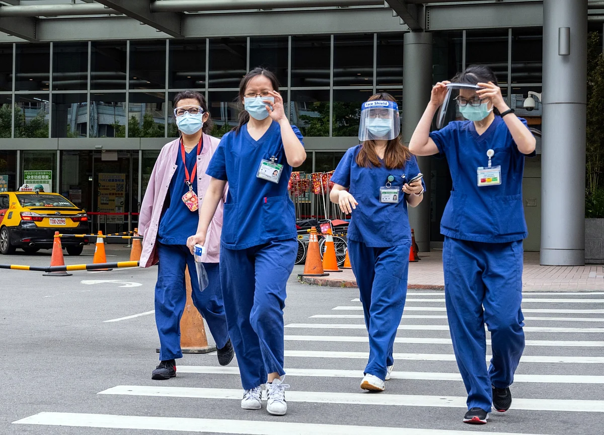 World’s Supply of Chips Is in Danger Unless Taiwan Gets Vaccines