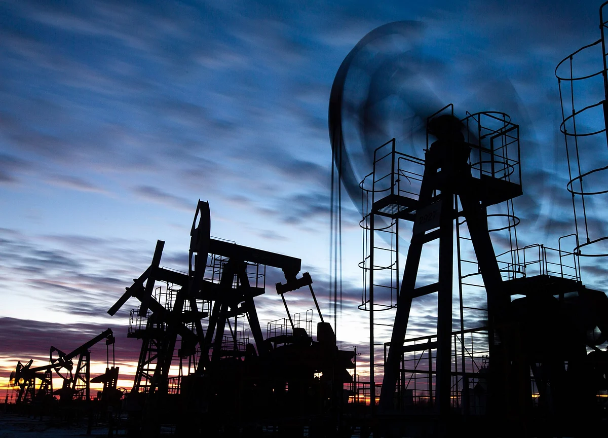 Brent Oil Climbs to $70 a Barrel as Reopenings Boost Demand