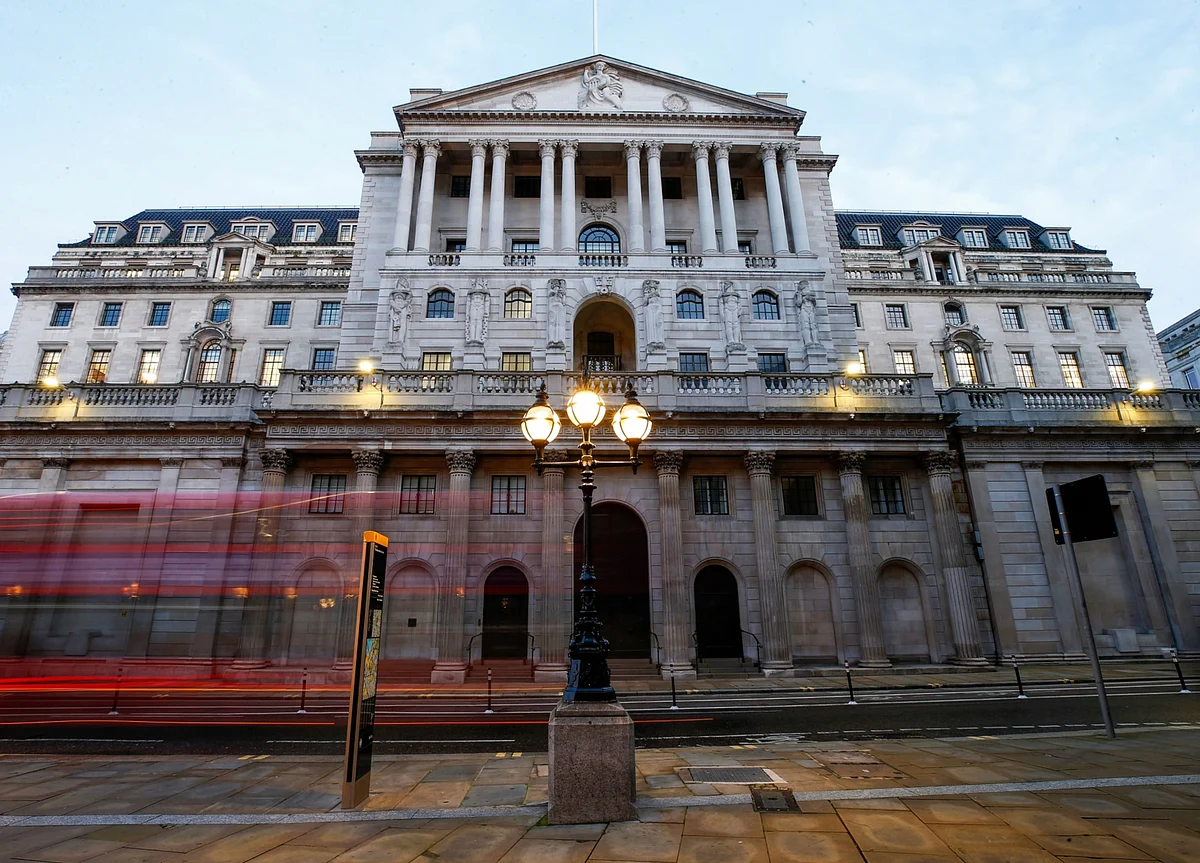 BOE Slows Bond Buying as U.K. Economic Recovery Gathers Pace