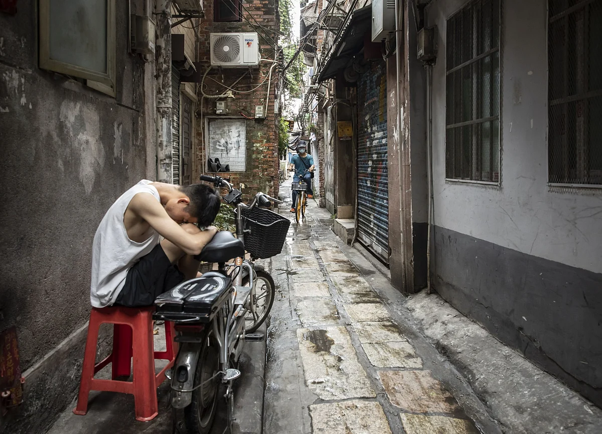 Guangzhou Locks Down Neighborhood as Variant From India Reported