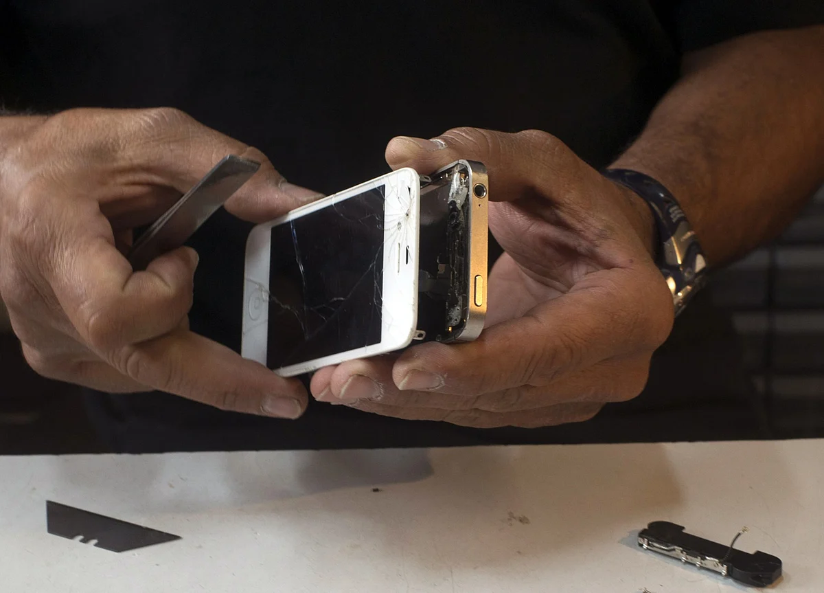 Microsoft and Apple Wage War on Gadget Right-to-Repair Laws