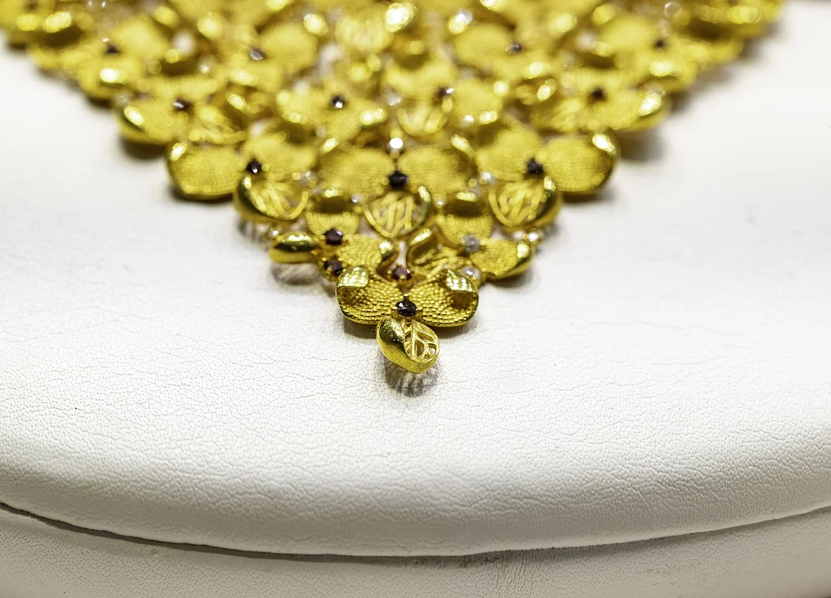 Gold Rises Near Four-Month High as Bond Yields, Dollar Decline