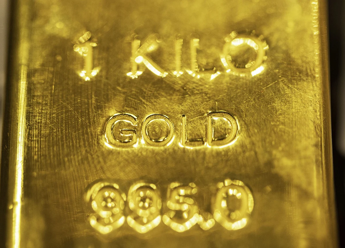 Gold Heads for Biggest Monthly Gain Since July on Inflation Bets