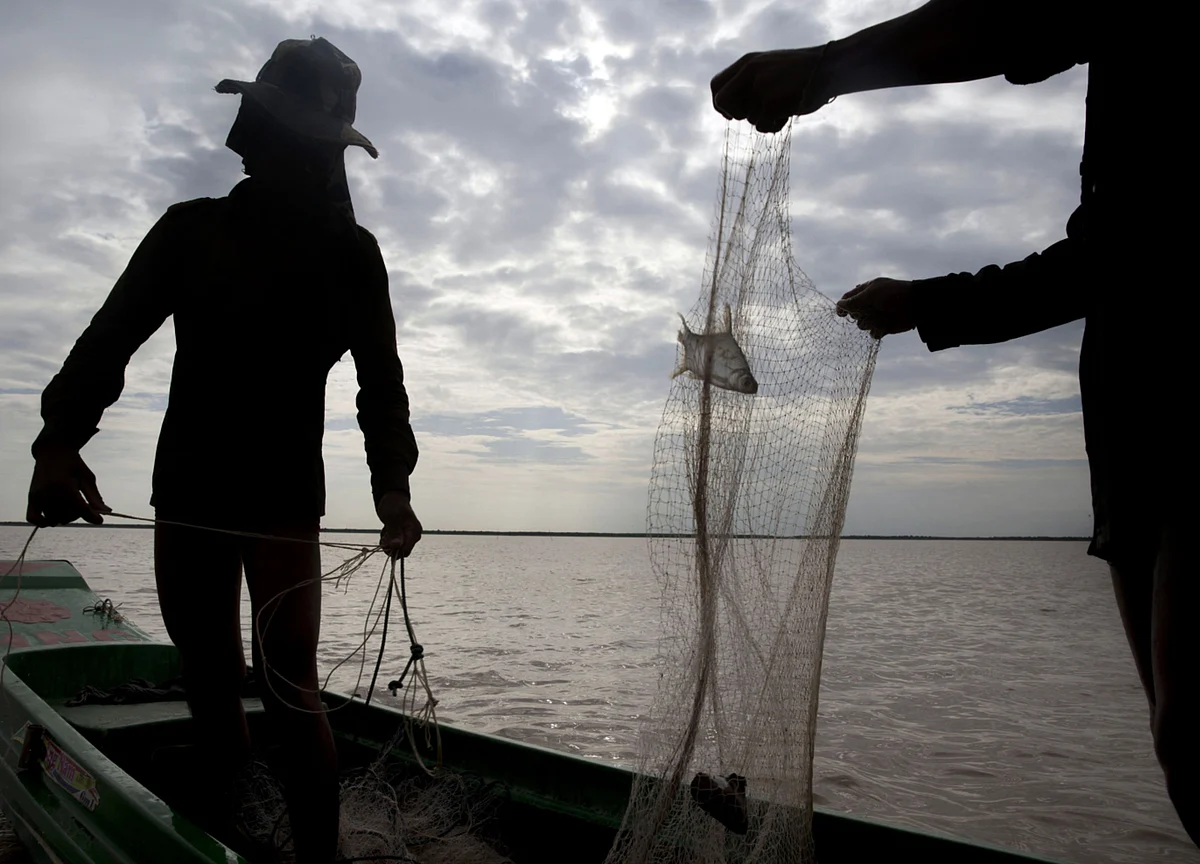 Philippines Rejects China Fishing Ban, Wards Off Chinese Vessels