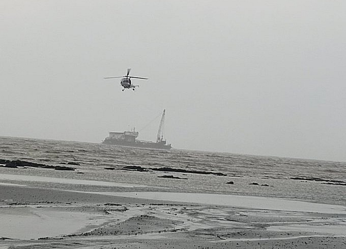 India Rescues Hundreds After Cyclone Sinks a Barge and Sets Vessels Adrift