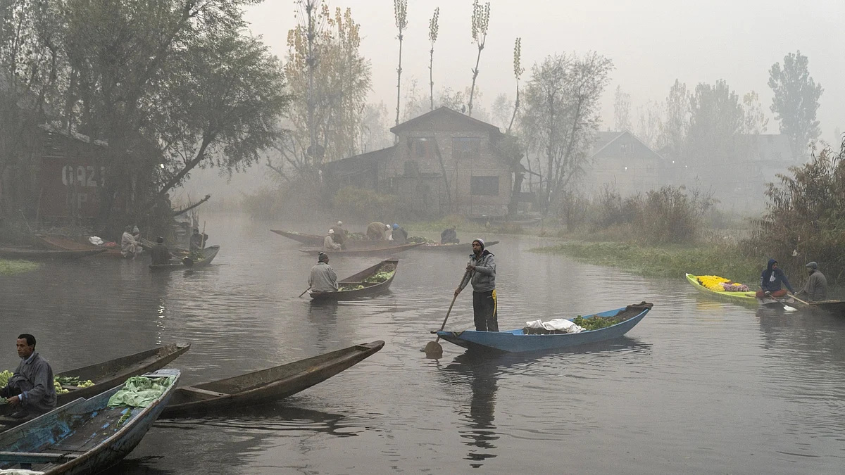 <div class="paragraphs"><p>Vendors and traders gather in Srinagar. (Photographer: Sumit Dayal/Bloomberg)</p></div>