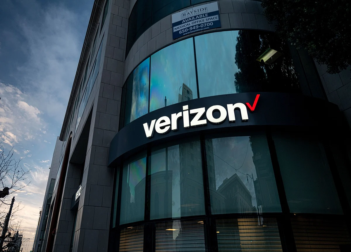 Verizon Sells 90% of Media Division to Apollo for $5 Billion