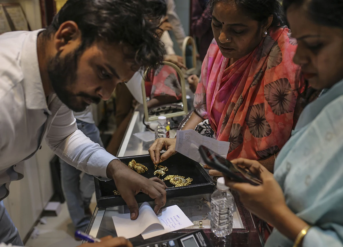 Virus Fear in India Speeds Up Gold Buyers’ Shift to Chain Stores