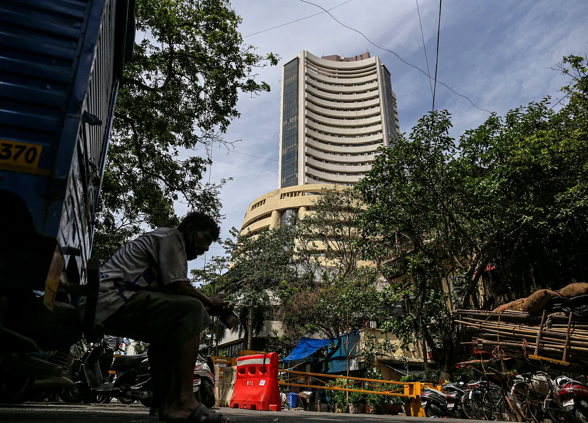 Sensex, Nifty Register Weekly Gains Led By Banks, IT, Metals; RIL Drags