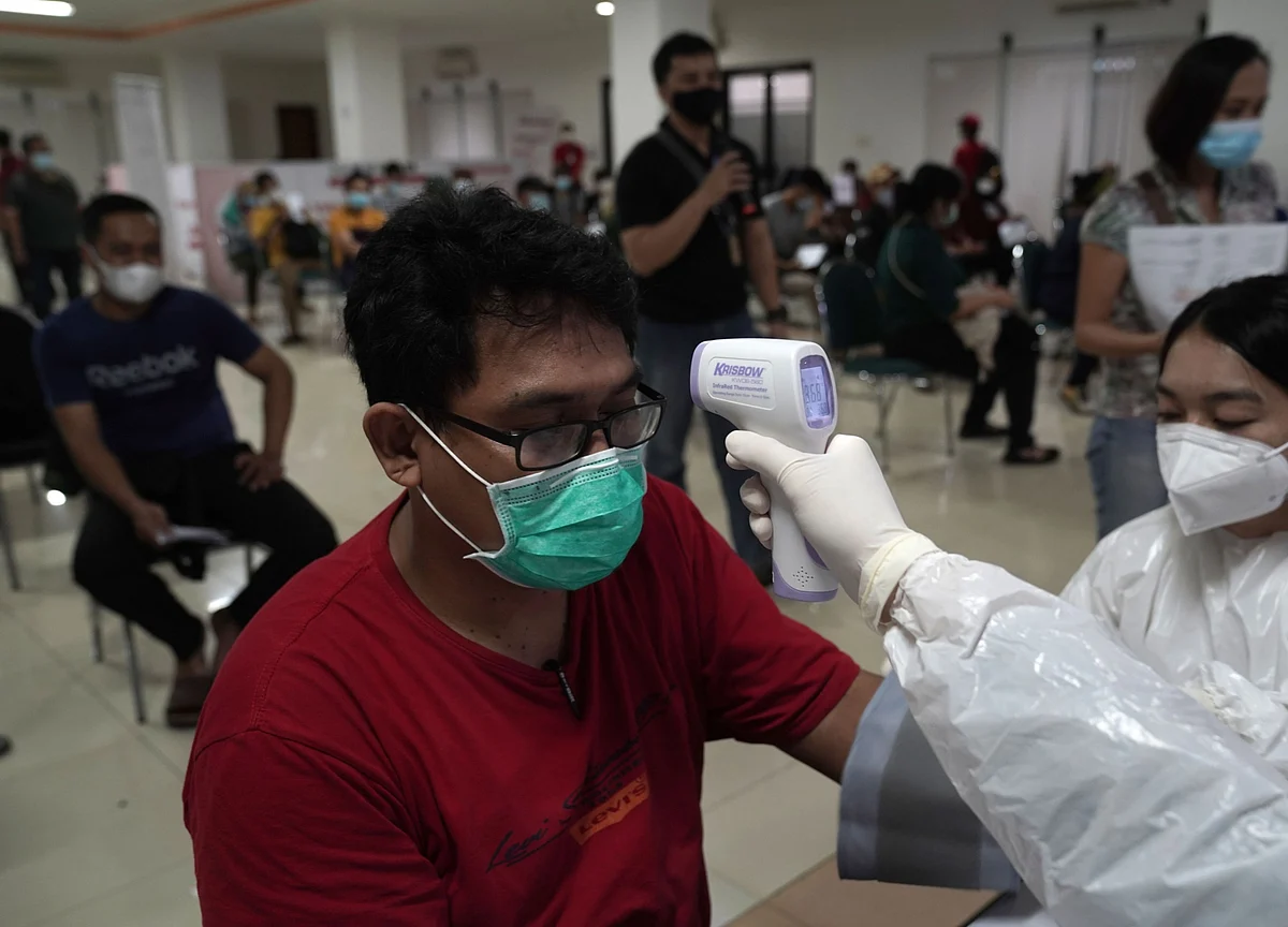 Indonesia’s Virus Cases Hit 2 Million as Hospitals Fill Up