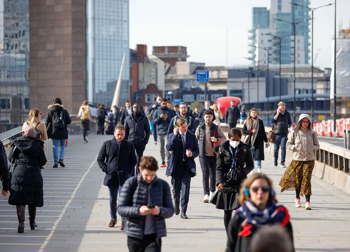 U.K. Dodges Downgrade From Fitch With Outlook Shifted to Stable
