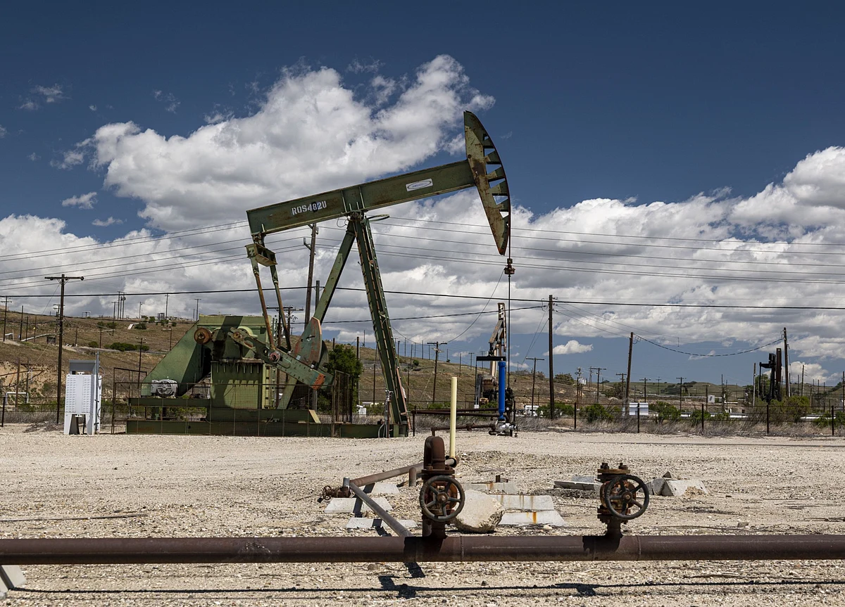 Oil Advances Most in a Month With Key Oil Spreads Surging
