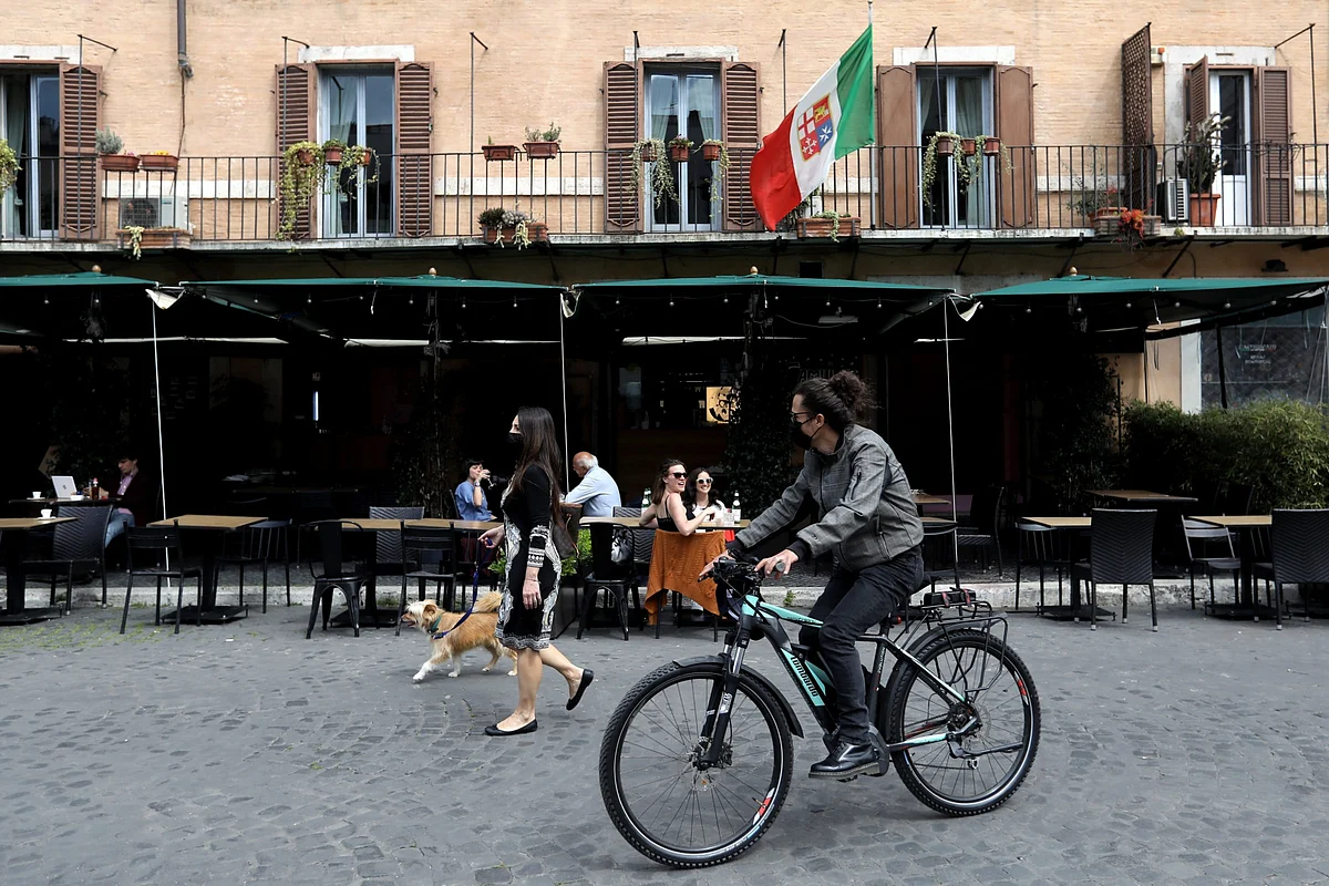 Rome’s Pandemic Recovery Sparks a Fight Between Cafes and Cars