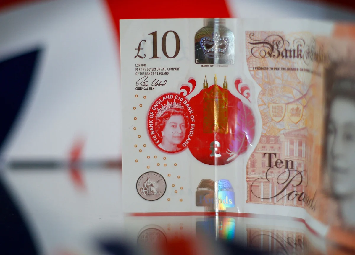 Pound Tumbles as Virus Resurgence Clouds U.K. Recovery Hopes
