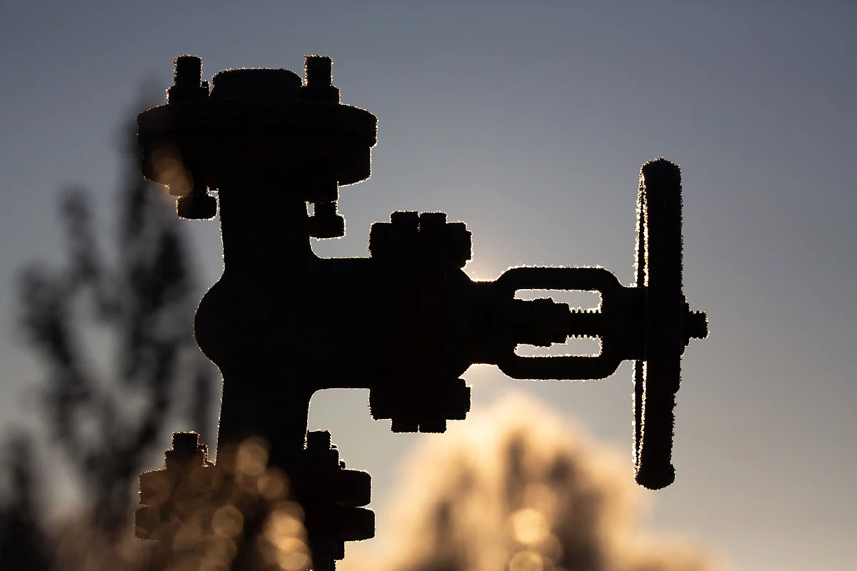 Oil Edges Up With OPEC+ Delaying Talks to Resolve Differences