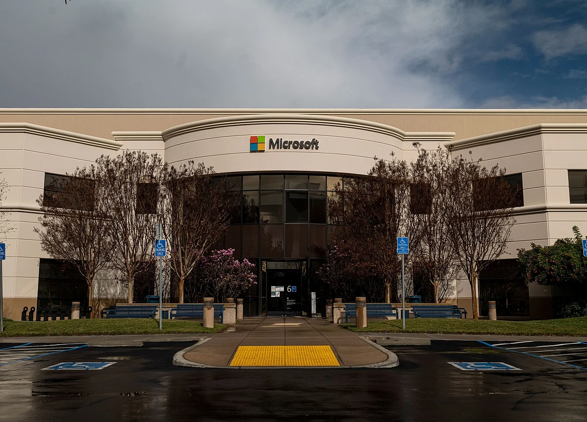 Microsoft Rises to Join Apple in Exclusive $2 Trillion Club