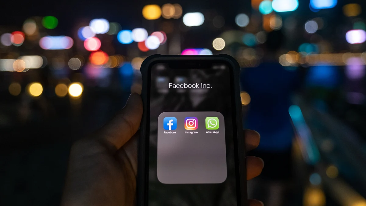 <div class="paragraphs"><p>The Facebook, Instagram and WhatsApp apps are arranged on a smartphone . (Photographer: Roy Liu/Bloomberg)</p></div>