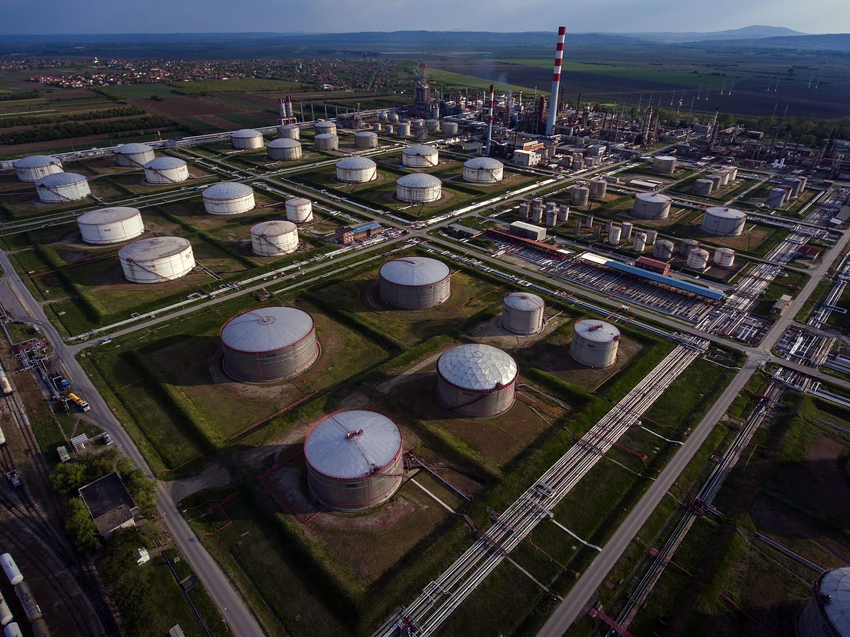 Key Oil Spread Jumps to Seven-Year High in Sign of Supply Crunch