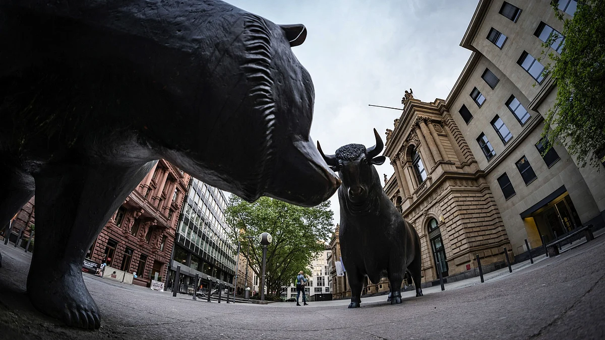 <div class="paragraphs"><p>A bear statue faces a bull statue outside the Frankfurt Stock Exchange. (Photographer: Peter Juelich/Bloomberg)</p></div>
