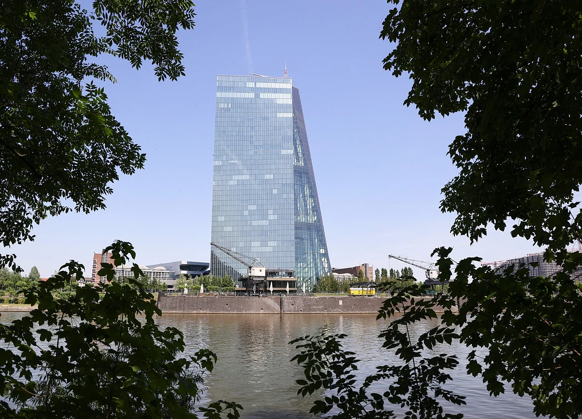ECB Charts Lone Crisis Stimulus in Choppy Wake of Shifting Fed