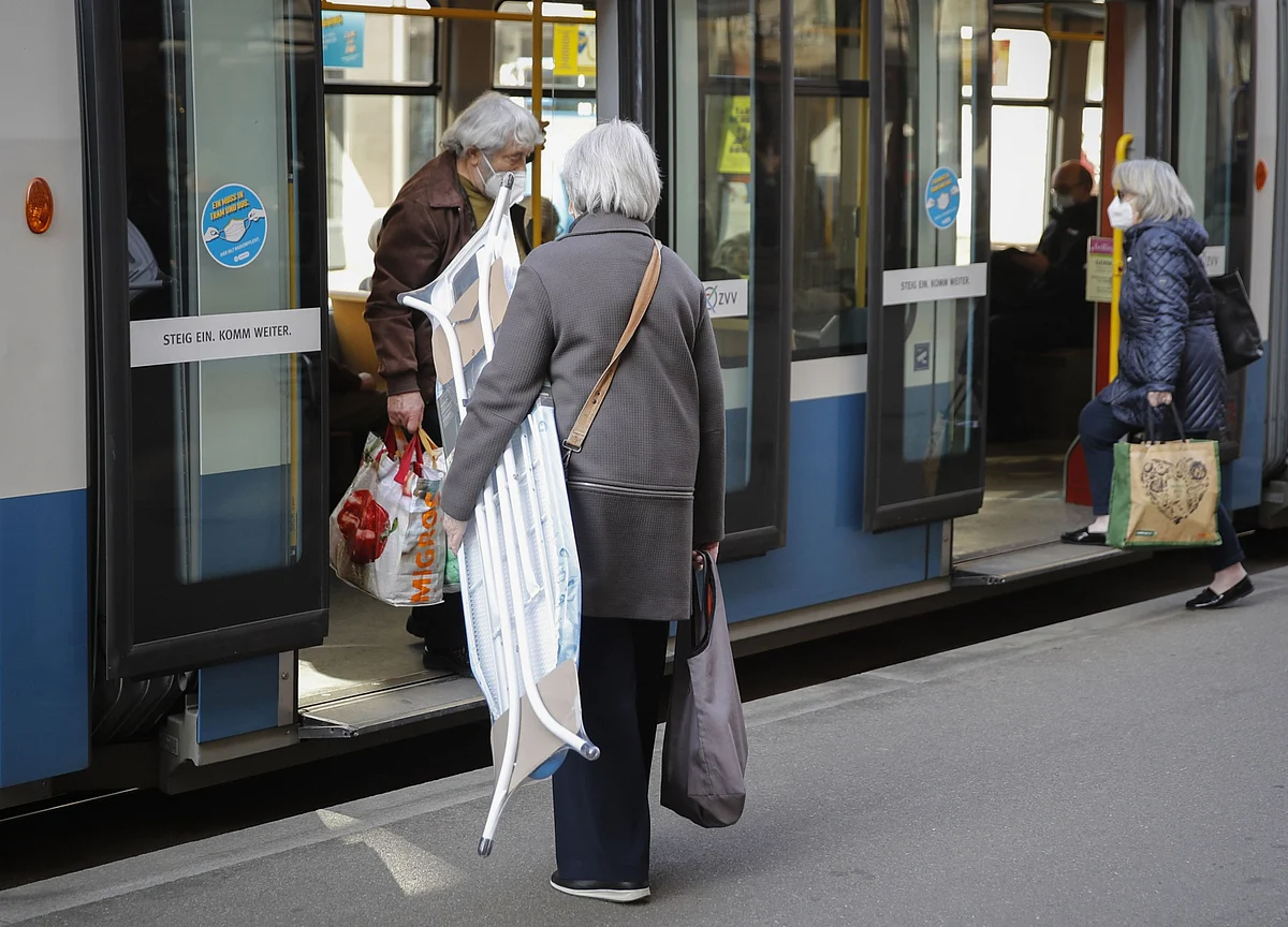 After the Pandemic, a Wave of Spending by Older Consumers
