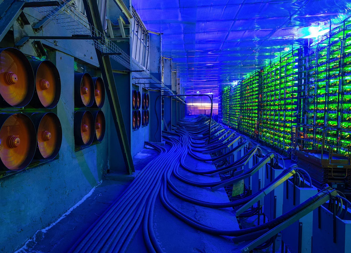 World’s Top Bitcoin Mining-Rig Maker Halts Sales as Clients Flee