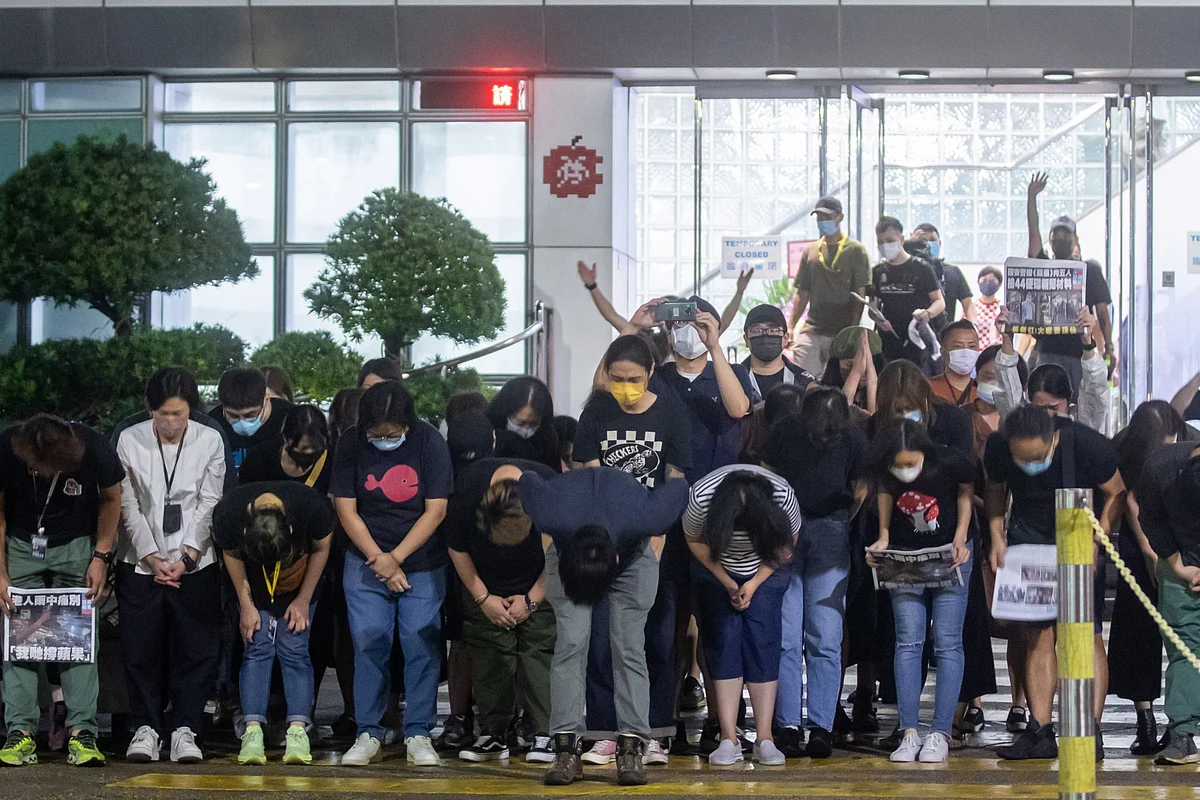 <div class="paragraphs"><p>Apple Daily workers bow outside the newspaper's headquarters, after publishing its final edition, in Hong Kong, on June 24, 2021. (Photographer: Paul Yeung/Bloomberg)</p></div>
