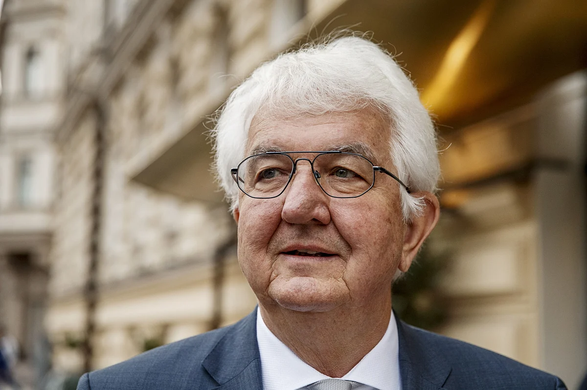 ECB Officials Warn of Inflation Risk Despite Extending Stimulus