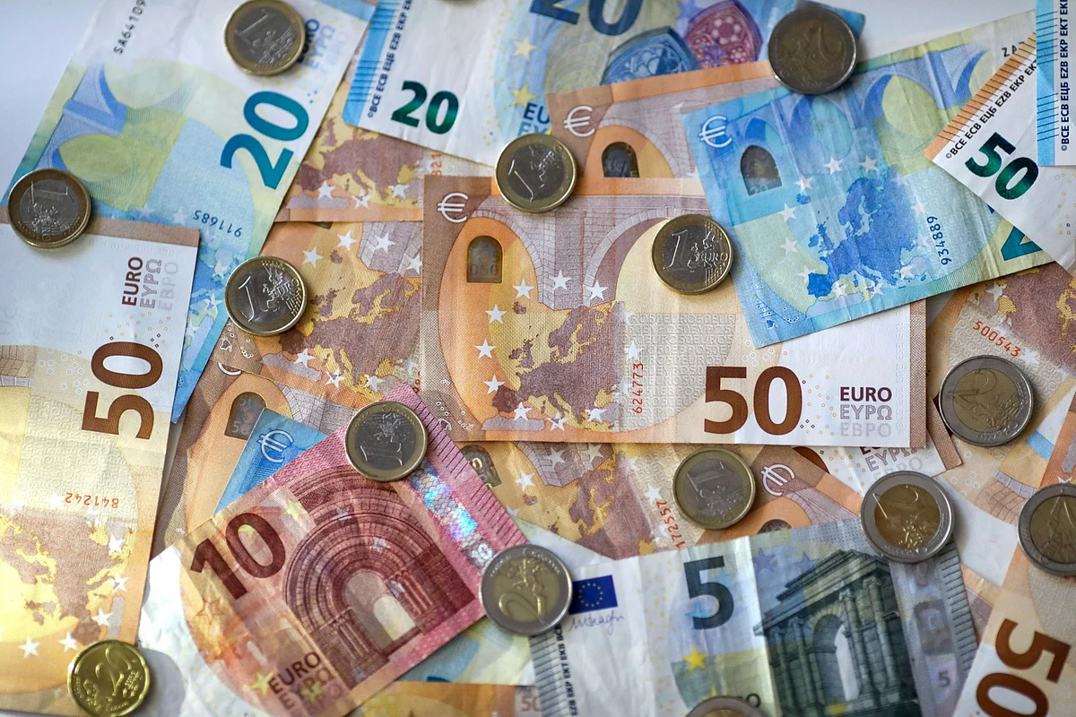 Greece Sets Record Demand in Bond Sale as Investors Grab Yield