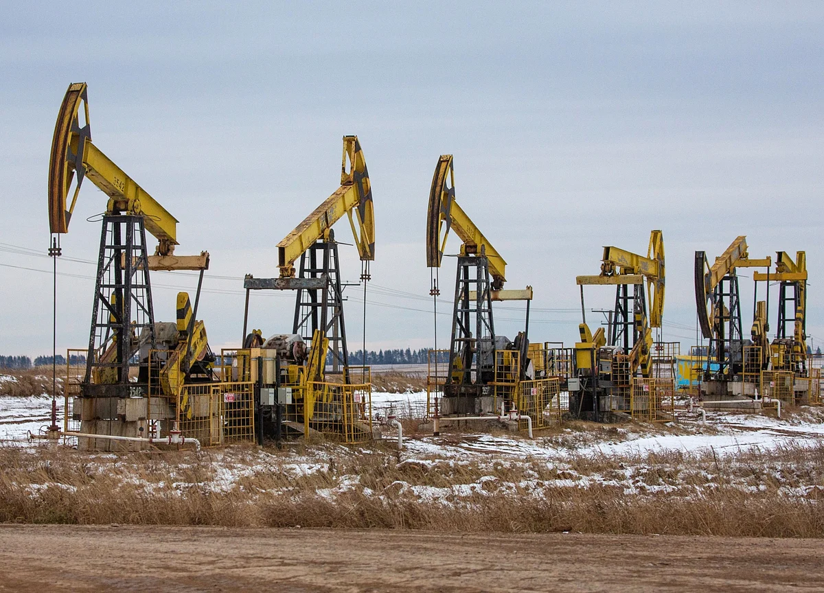 Oil Gains for Second Week on Signs Summer Travel Rush Underway