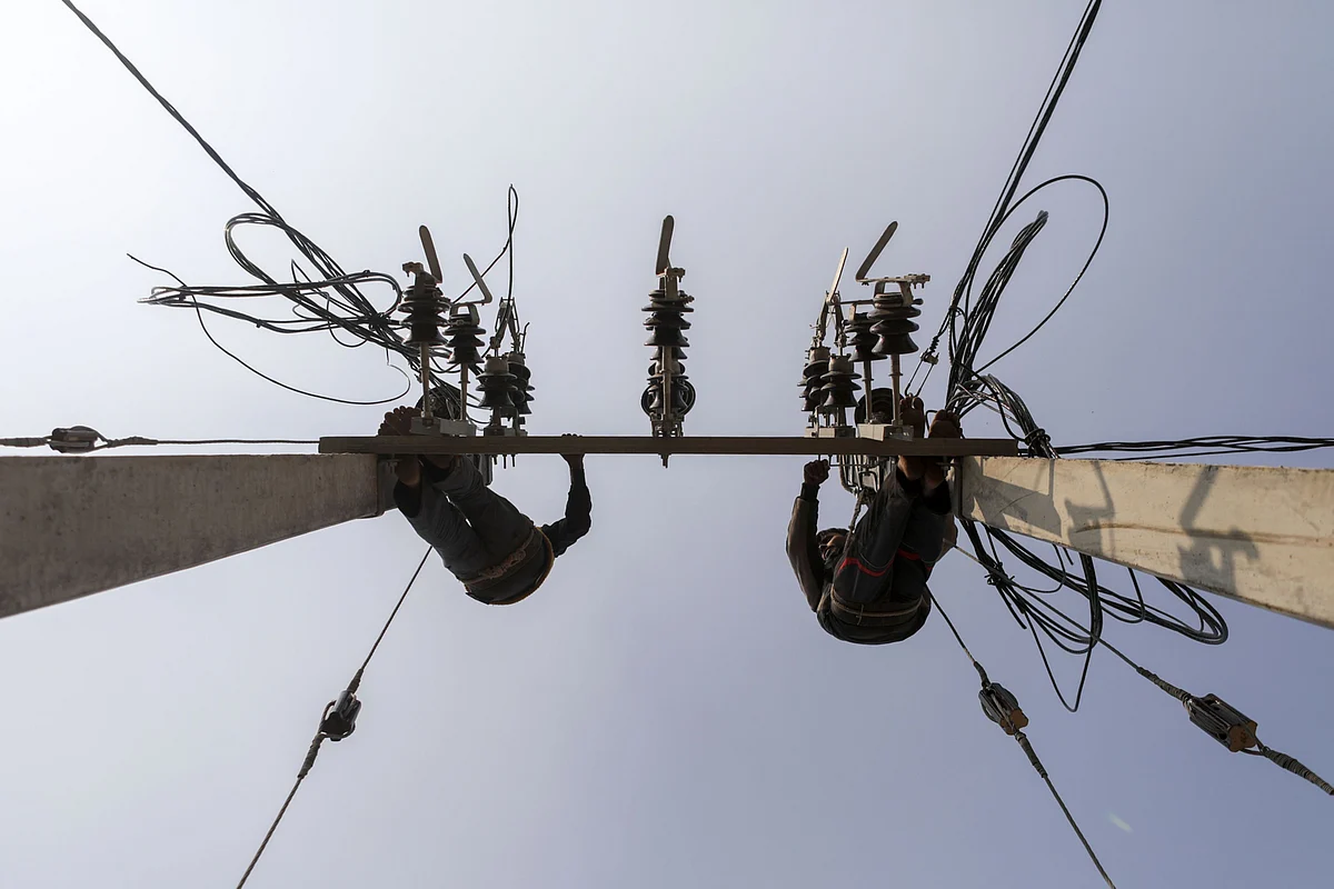<div class="paragraphs"><p>Workers connect electricity cables to a transmission pole. (Photographer: Prashanth Vishwanathan/Bloomberg).</p></div>