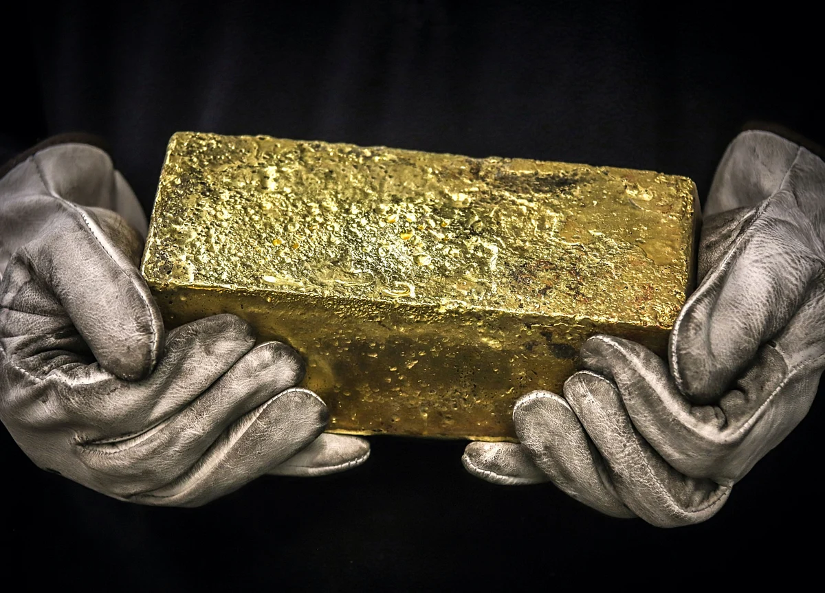 Gold Declines as Dollar Strengthens Ahead of Powell Testimony