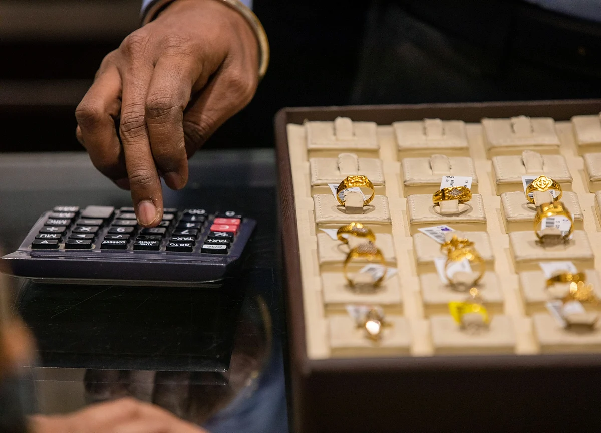 Gold Drops to 10-Week Low as Dollar Gains on Haven Demand