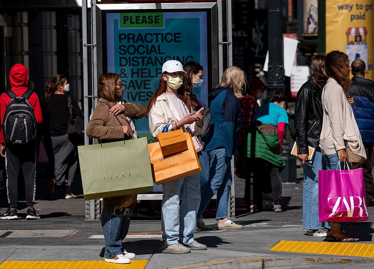 U.S. Consumer Confidence Soars on Upbeat Views About Economy