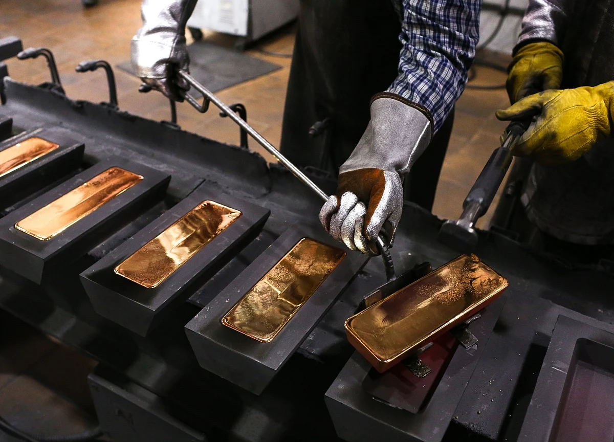 Gold Drops Below $1,800 After Fed Takes More Hawkish Turn