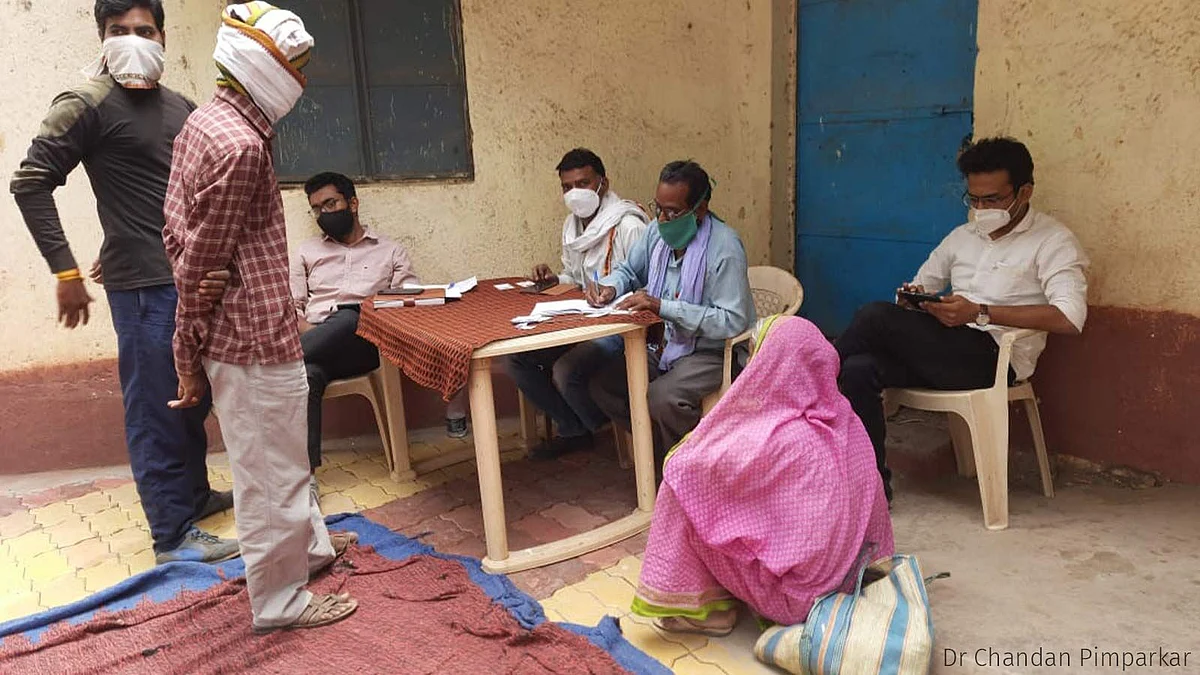 <div class="paragraphs"><p>Registration of vaccine beneficiaries in Chinchkheda. A PHC doctor registered the eligible citizens using his cellphone.</p></div>