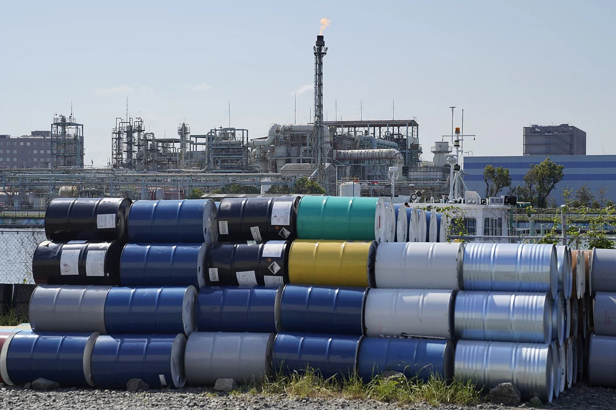 Oil Drops as U.S. Fuel Stocks Grow and OPEC+ Nears Deal
