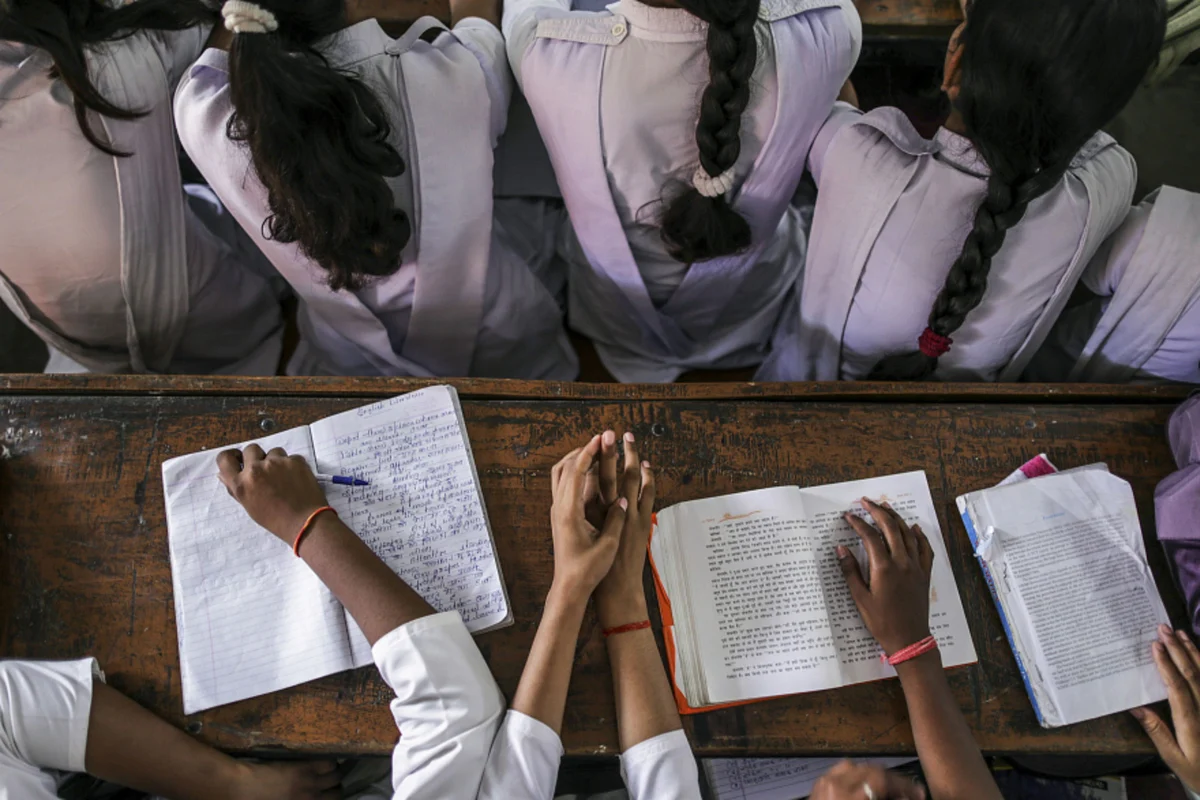 <div class="paragraphs"><p>Students sit studying at a college. (Photographer: Dhiraj Singh/Bloomberg)</p></div>