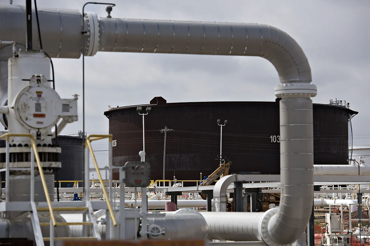 Oil Dips to One-Month Low on Strong Dollar and OPEC+ Uncertainty