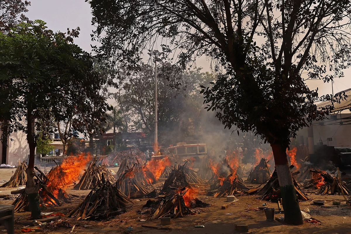 <div class="paragraphs"><p>Funeral pyres of Covid-19 fatalities burn at a crematorium in New Delhi. (Photographer: Anindito Mukherjee/Bloomberg)</p></div>