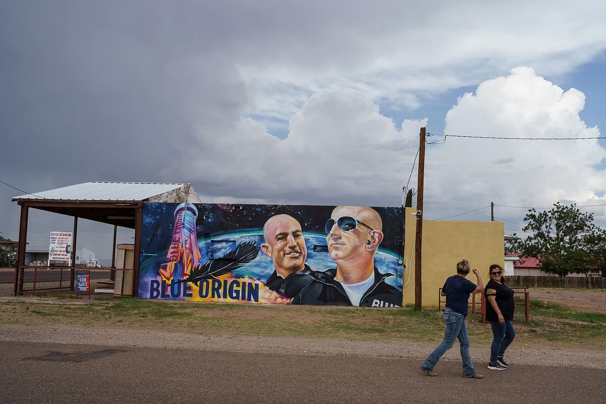 Bezos’s Space Base Coexists Uneasily With Middle-of-Nowhere Town