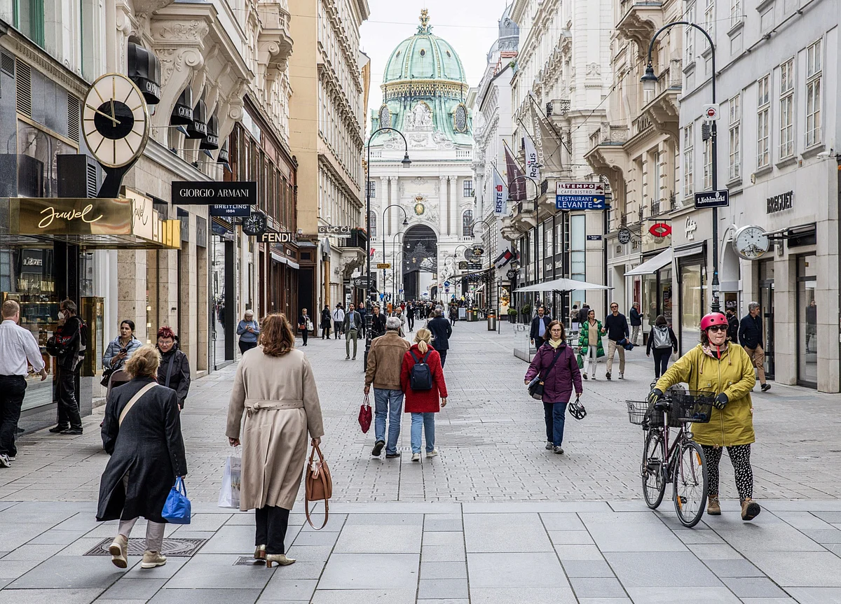Euro-Area Outlook Raised by EU With Warning on Inflation
