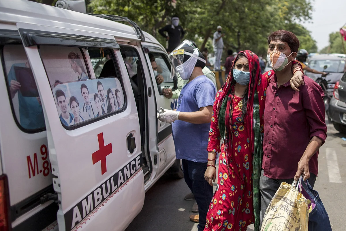 <div class="paragraphs"><p>A woman seeking medical oxygen is assisted as she arrives at a Gurdwara in New Delhi, India. (Photographer: Anindito Mukherjee/Bloomberg)</p></div>