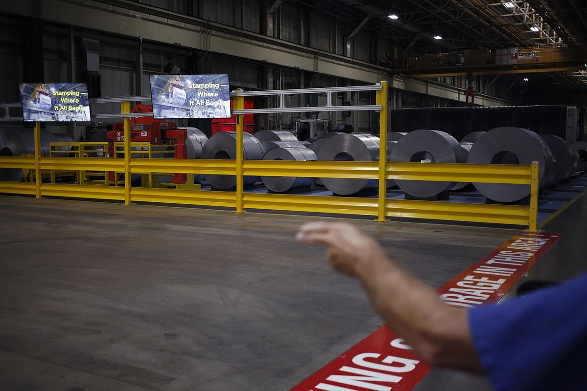 Factory Production in U.S. Declines Unexpectedly on Auto Output